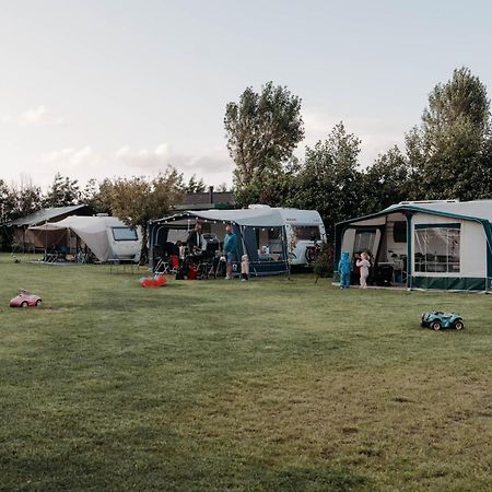 Camping De Tulpenweide Lege Kampeerplaats, Lege Plaats Op Het Gras Zonder Bed Breezand ภายนอก รูปภาพ
