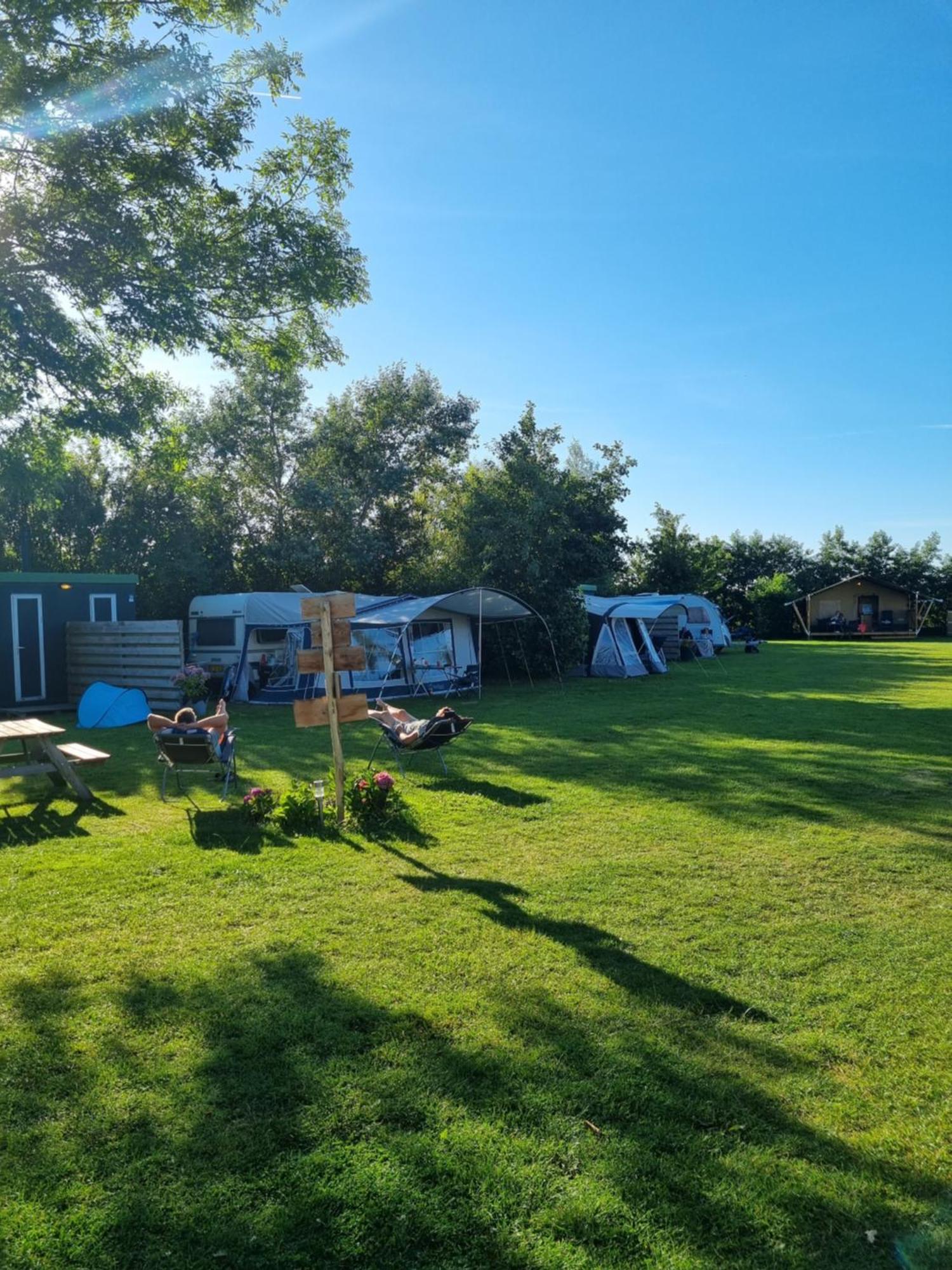 Camping De Tulpenweide Lege Kampeerplaats, Lege Plaats Op Het Gras Zonder Bed Breezand ภายนอก รูปภาพ