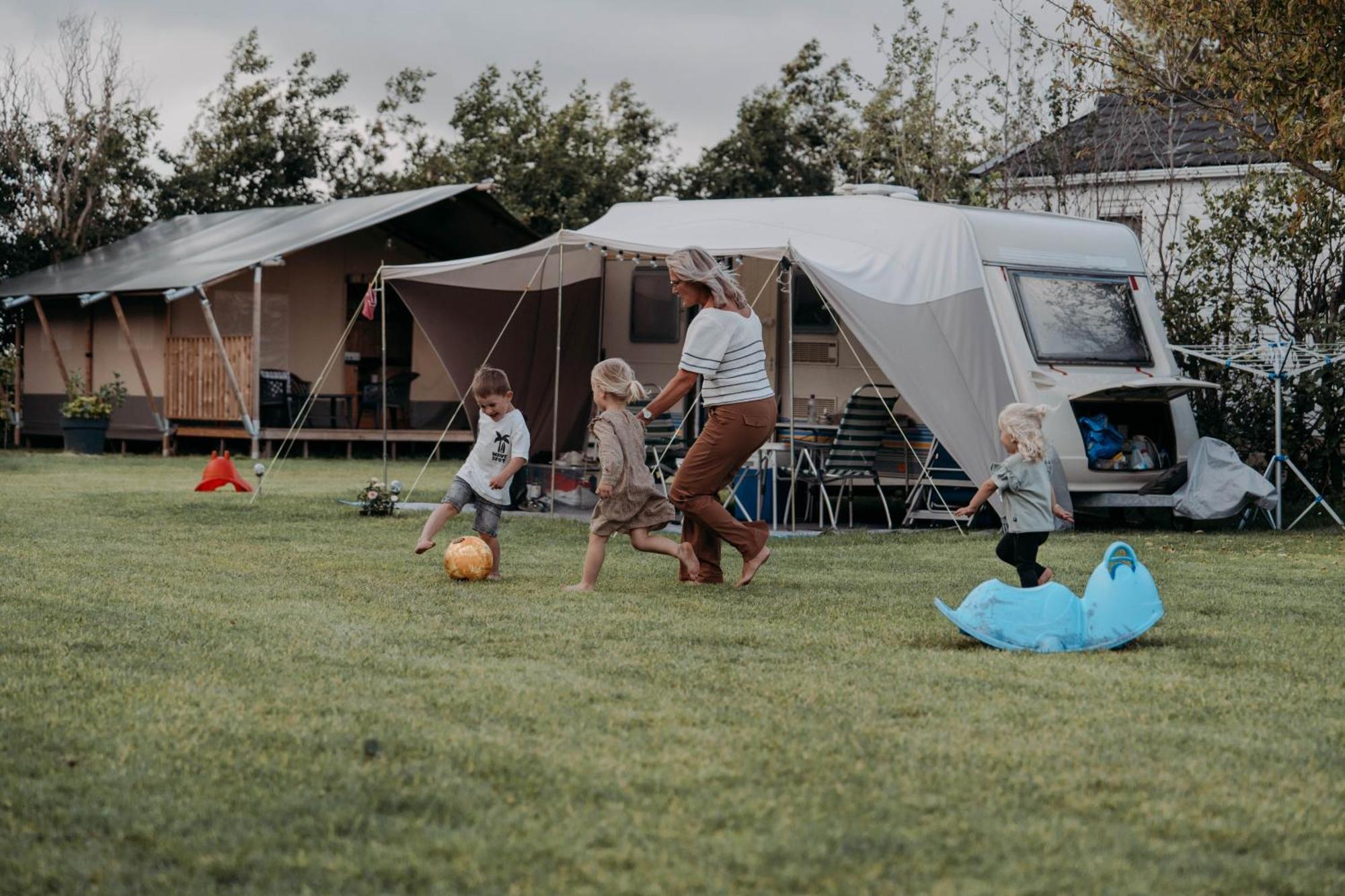 Camping De Tulpenweide Lege Kampeerplaats, Lege Plaats Op Het Gras Zonder Bed Breezand ภายนอก รูปภาพ