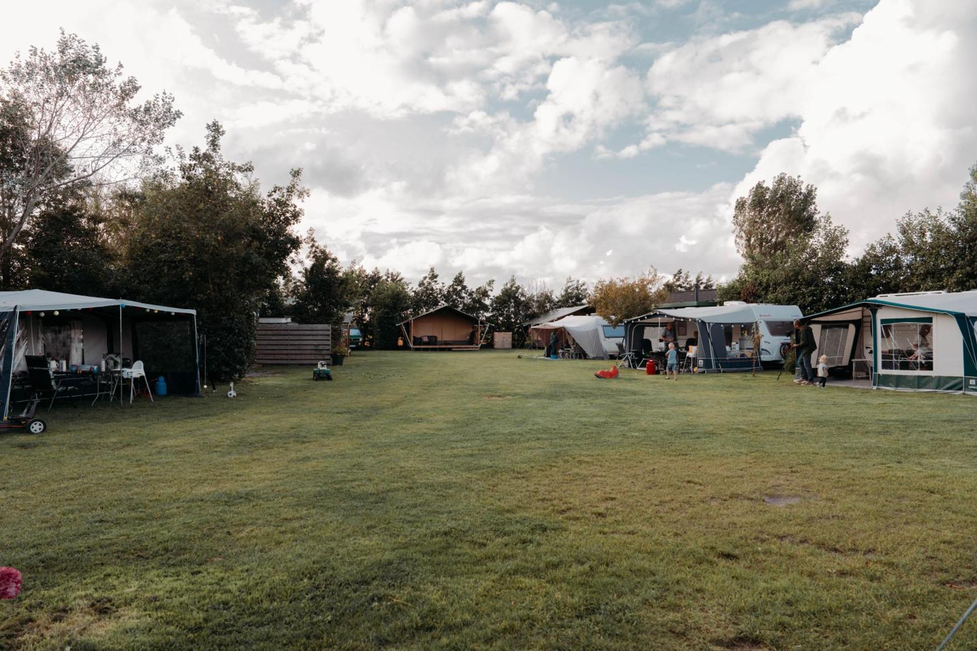 Camping De Tulpenweide Lege Kampeerplaats, Lege Plaats Op Het Gras Zonder Bed Breezand ภายนอก รูปภาพ