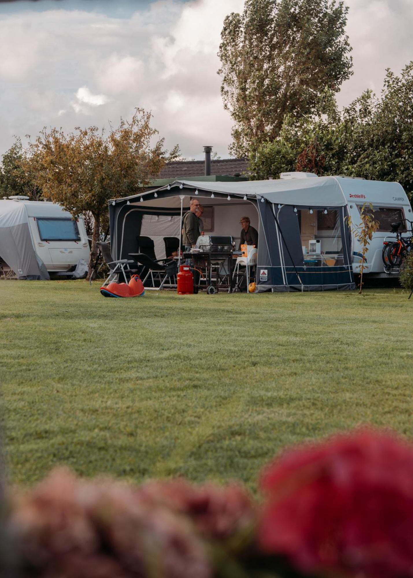 Camping De Tulpenweide Lege Kampeerplaats, Lege Plaats Op Het Gras Zonder Bed Breezand ภายนอก รูปภาพ