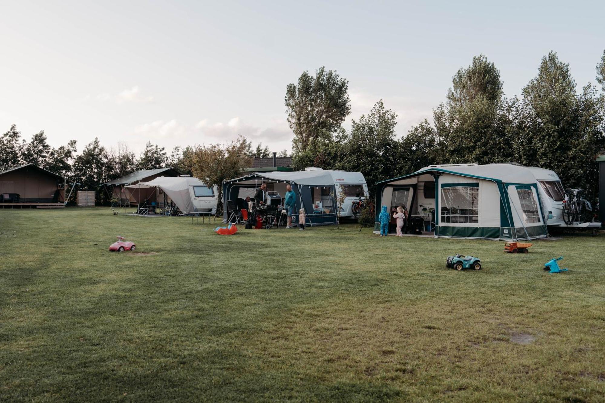 Camping De Tulpenweide Lege Kampeerplaats, Lege Plaats Op Het Gras Zonder Bed Breezand ภายนอก รูปภาพ