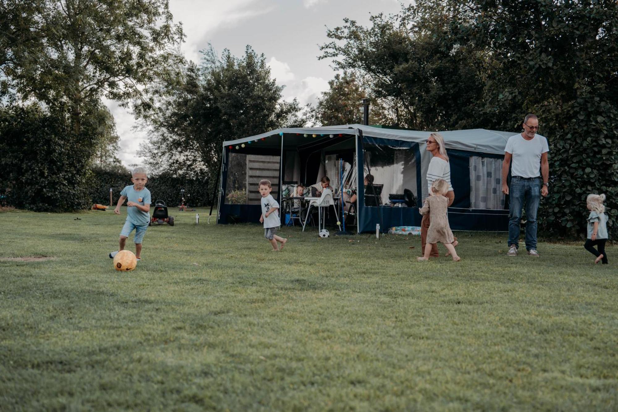 Camping De Tulpenweide Lege Kampeerplaats, Lege Plaats Op Het Gras Zonder Bed Breezand ภายนอก รูปภาพ