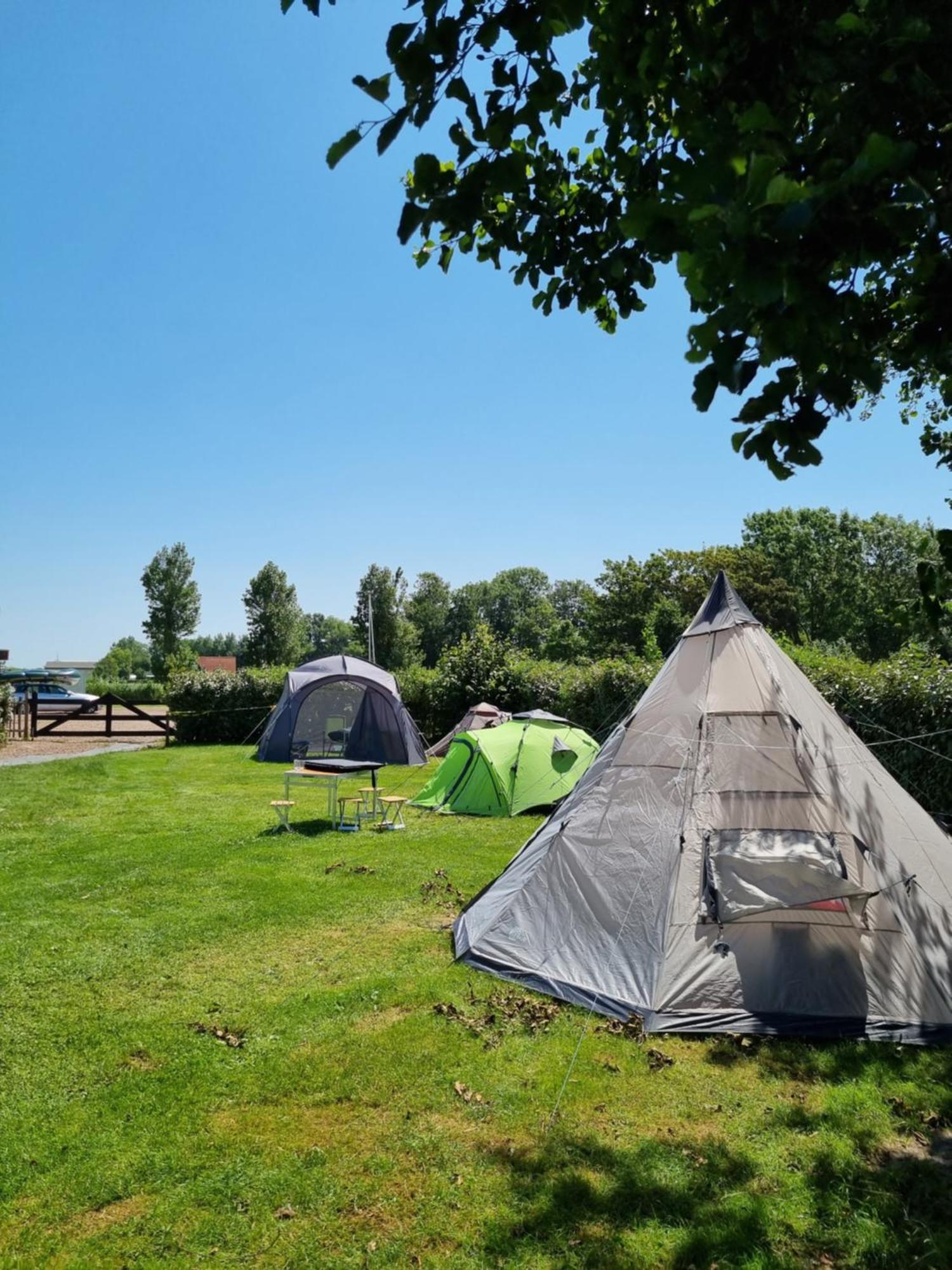Camping De Tulpenweide Lege Kampeerplaats, Lege Plaats Op Het Gras Zonder Bed Breezand ห้อง รูปภาพ